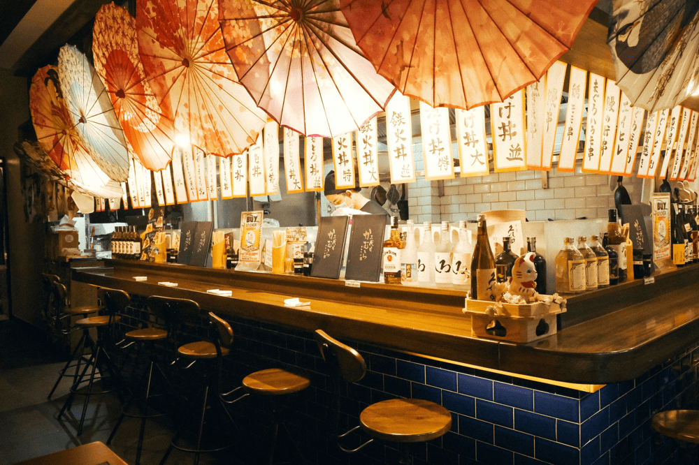 Izakaya Kamura – A classic wooden-interior sushi restaurant offering an intimate dining experience (Source: Fanpage 寿司と天ぷら居酒屋かむら- Izakaya Kamura)